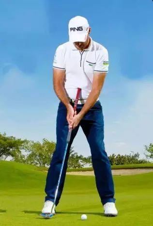 高尔夫球技：推杆—腹式推杆